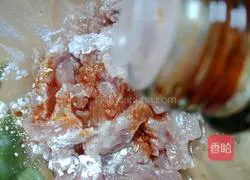 Illustration of how to stir-fry shredded pork with green pepper 3