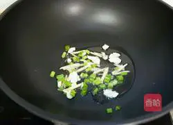 Hazelnut Illustration of how to make mushroom stewed chicken legs 5