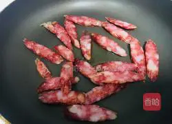 Illustration of how to make fried sausage with snow peas 5