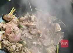 Illustration of how to stir-fry pig meat 4