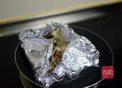 Illustration of how to make tin foil flower nail powder 6