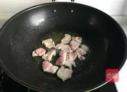 Illustration of how to make fried pork belly with tea tree mushroom 4