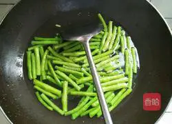 Illustration of how to make dried bacon and stir-fried beans 5