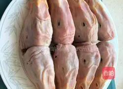 Illustration of how to stir-fry duck head in sauce 1