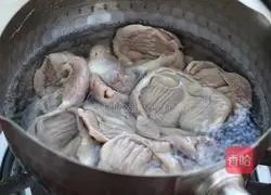 Illustration of how to make fried chicken gizzards with celery 1