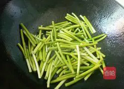 Illustration of how to make fried eggs with garlic sprouts 2