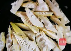 Illustration of how to stir-fry pickled meat with spring bamboo shoots 3