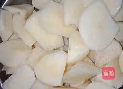 Illustration of how to make a little rooster with potato vermicelli 3