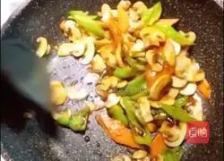 Sichuan - Illustration of how to make stir-fried mushrooms 9