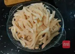 Illustration of how to make fried shredded pork with sour radish 2