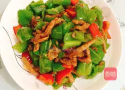 Illustration of how to make green and red pepper shredded pork 10
