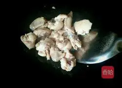 Chicken wings stir-fried with green and red peppers Illustration of how to do it 3