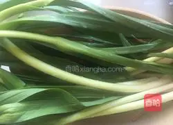 Illustration of how to make fried pork with green garlic 2