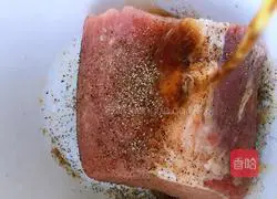 Illustration of how to steam crispy pork with chicken juice 3