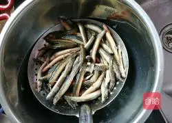 Illustration of how to make stir-fried loach with fermented vegetables 2