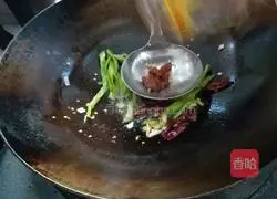Illustration of how to make spicy fried tofu skin 4