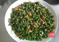 Illustration of how to make fried beans and diced pork 13