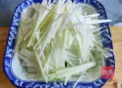 Illustration of how to make scallops with scallions and clams 2