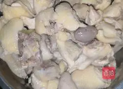 Illustration of how to make tea tree mushroom stewed chicken 5