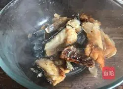 Illustration of how to steam cured fish with lotus leaves 6