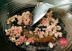 Illustration of how to stir-fry beef brisket and green beans 14