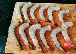 Illustration of how to make fried South American white shrimp 3