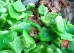 Illustration of how to make fried meat with green pepper 5