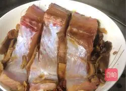 Illustration of how to make steamed grass carp belly with red dates and mushrooms 5