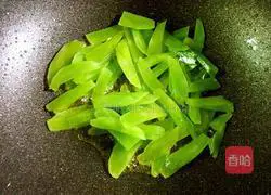 Illustration of how to make stir-fried meat with lettuce 3