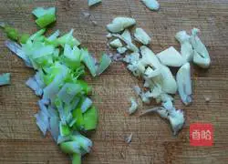 Illustration of how to stir-fry shredded pork with enoki mushrooms 4