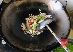 Illustration of how to stir-fry shredded pork with green pepper and bean skin 5