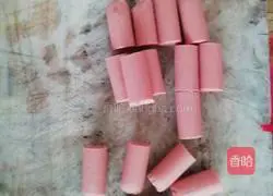 Illustration of how to make small sausages wrapped in puff pastry 2