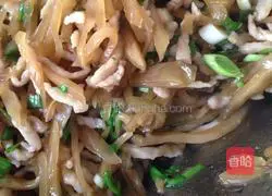 Illustration of making shredded pork with pickled mustard 10