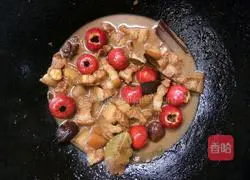 Illustration of how to make hawthorn braised pork 6