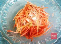 Illustration of how to make steamed carrot shreds 3