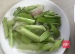 Illustration of how to make twice-cooked pork with garlic sprouts 3