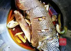 Stewed tilapia with frozen tofu Illustration of how to do it 2