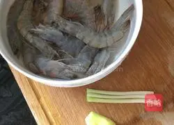 Illustration of how to make braised prawns 1