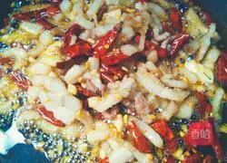 Illustration of how to make stir-fried pork with dry pepper 5