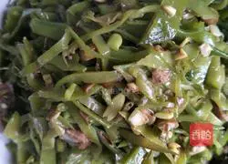 Illustration of how to stir-fry shredded lentils with meat 6