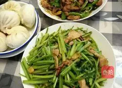 Illustration of home-style fried pork with celery 6