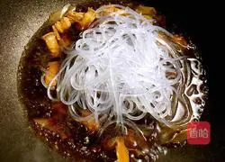 Illustration of how to make pork stewed vermicelli 10