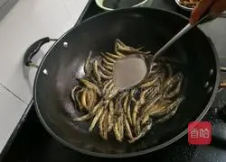 Illustration of how to make stir-fried loach with pickled vegetables 6