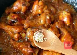 Illustration of how to suck chicken wing roots 15