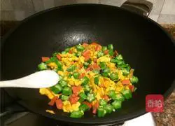 Illustration of how to make okra and scrambled eggs 10