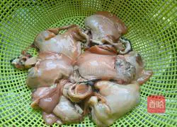 Illustration of how to cook river clams with pickled vegetables 1