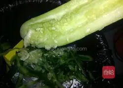 Illustration of how to make cucumber lean meat 1