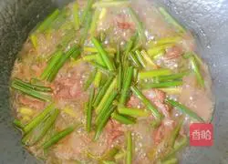 Quick and delicious cooking method of stir-fried pork with garlic moss 4