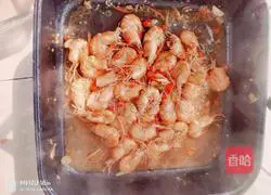 Illustration of braised white-legged shrimp in oil 8