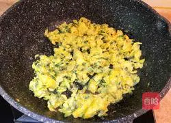 Illustration of how to make fragrant Sophora japonica eggs 9